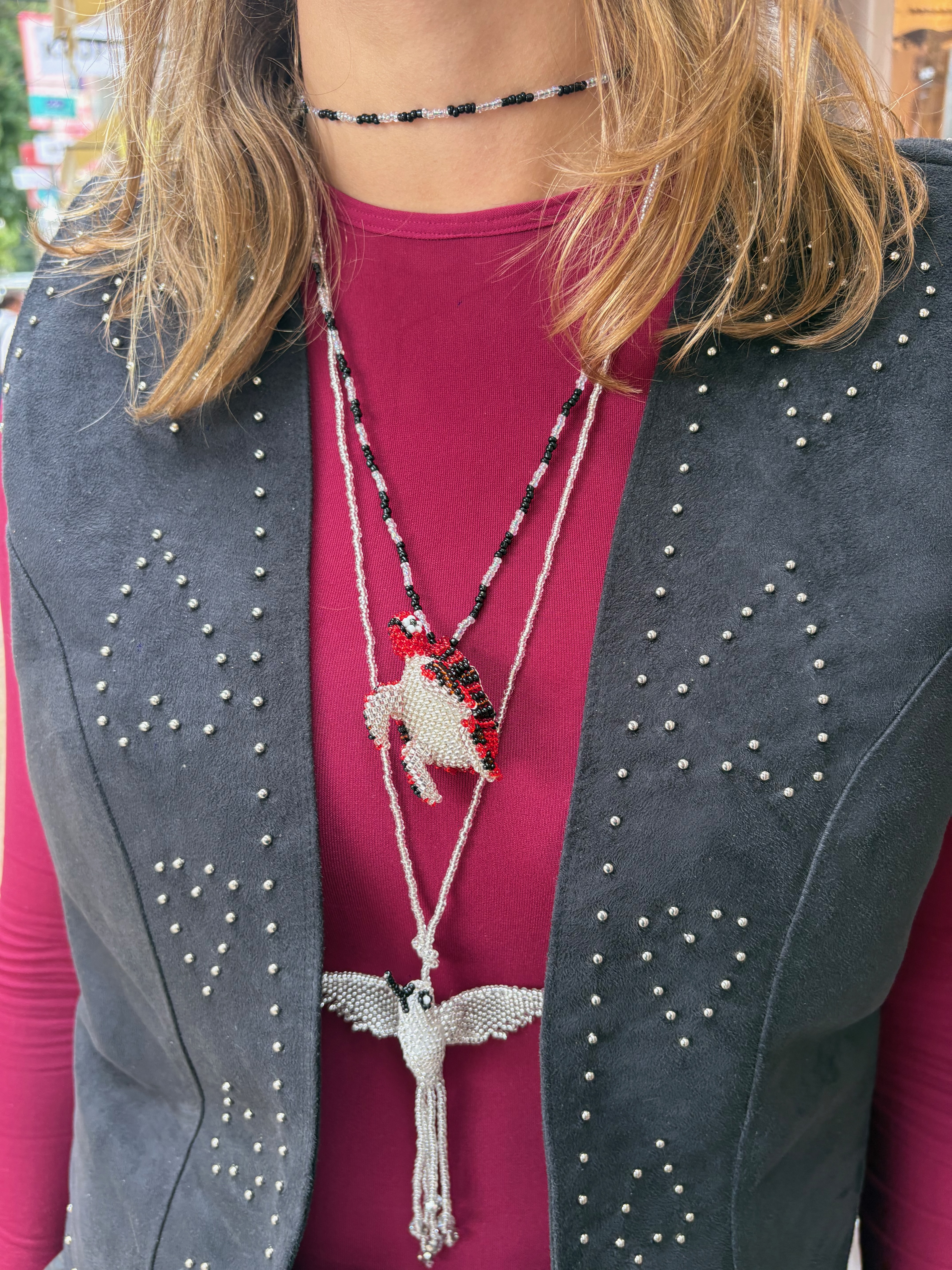 Modelo con collares artesanales Indi