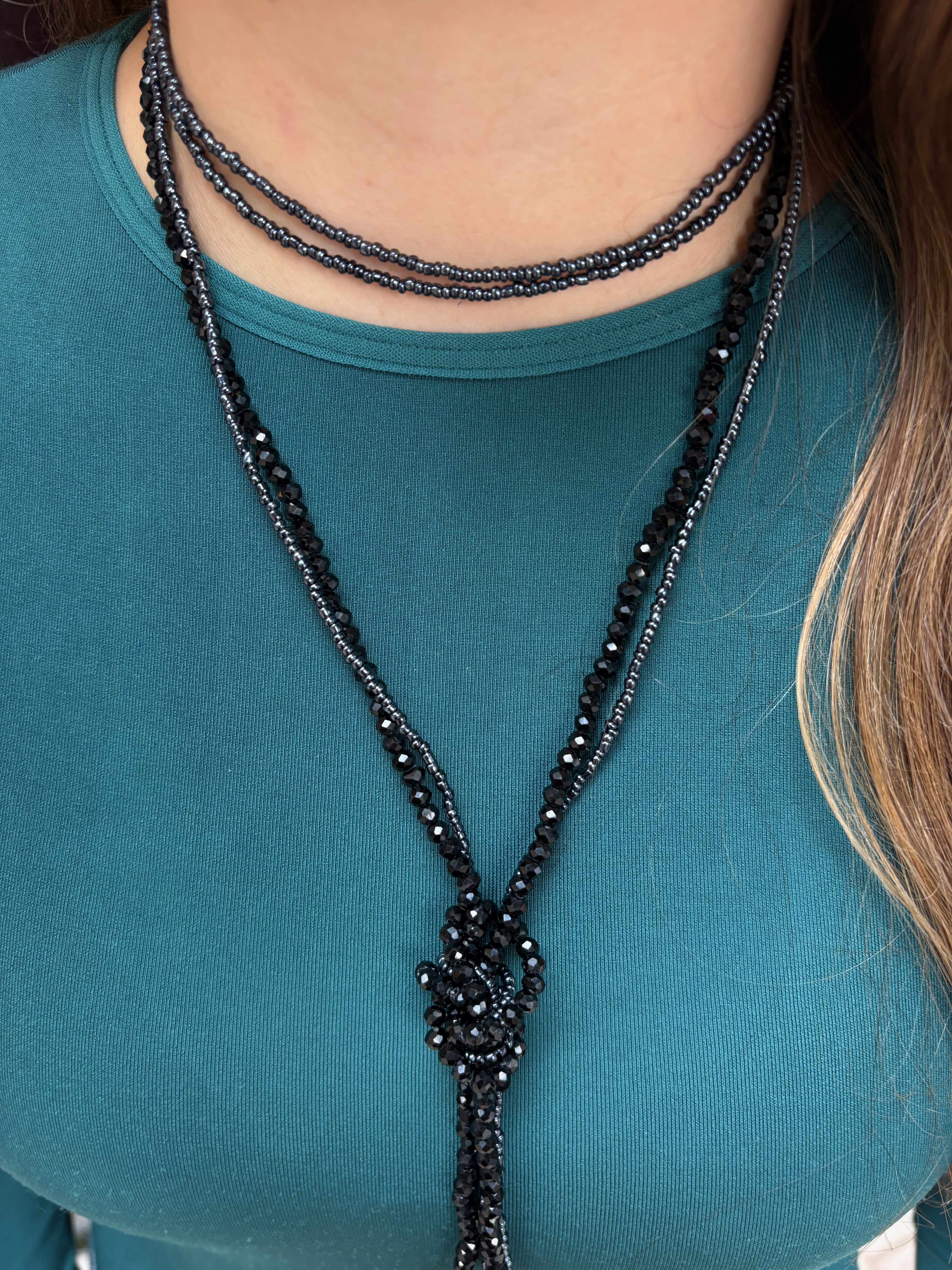 Collar de cristal envolvente